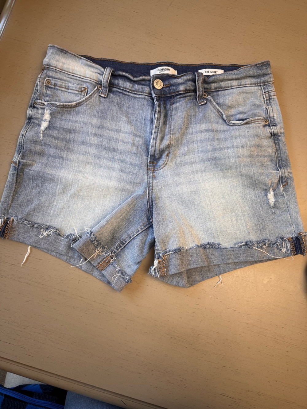 Kensie Light Wash Distressed Denim Shorts size 6/27 EUC